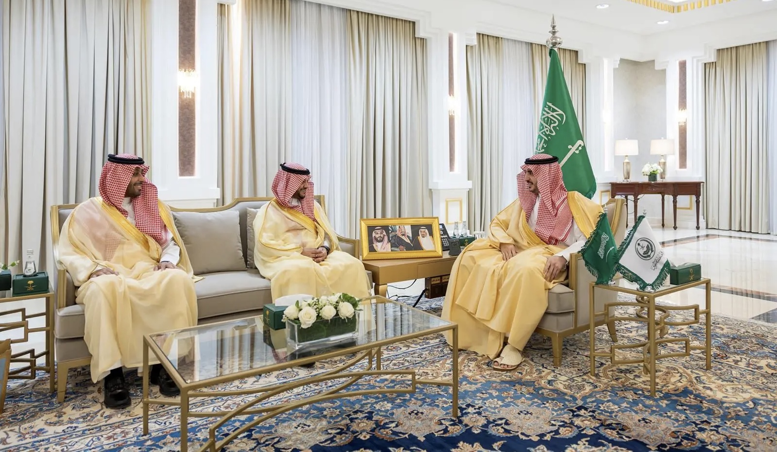 استقبل صاحبُ السموِّ الملكي الأمير فيصل بن نواف بن عبدالعزيز أميرُ منطقة الجوف، في مكتبه بالإمارة اليوم، معالي مساعد وزير الموارد البشرية والتنمية الاجتماعية للخدمات المشتركة الأستاذ إسماعيل بن سعيد الغامدي، يرافقه عددٌ من قيادات الوزارة