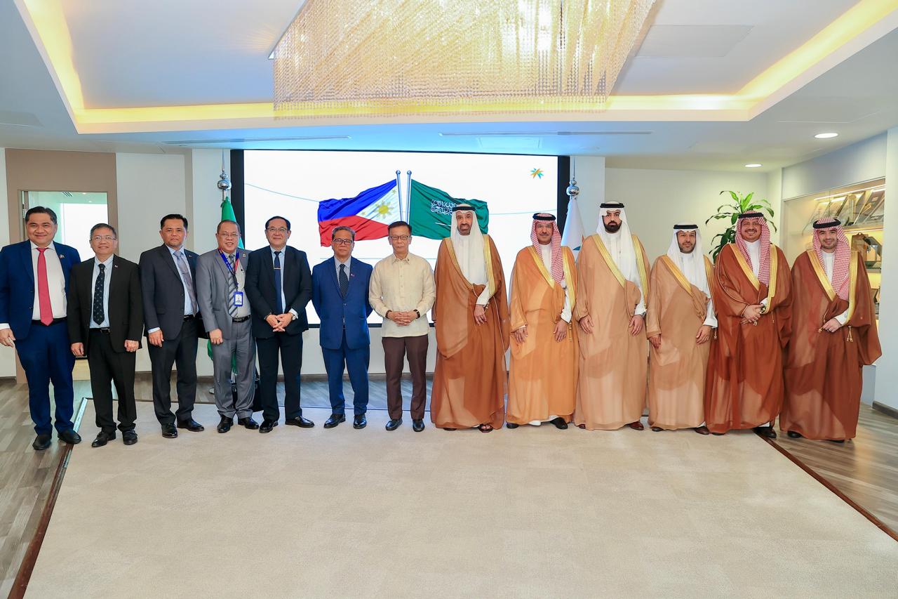 التقى معالي وزير الموارد البشرية والتنمية الاجتماعية المهندس/ أحمد بن سليمان الراجحي، يوم الأربعاء 22 أبريل 2026م، بمعالي وزير شؤون العمالة المهاجرة في جمهورية الفلبين السيد هانس ليو كاكداك