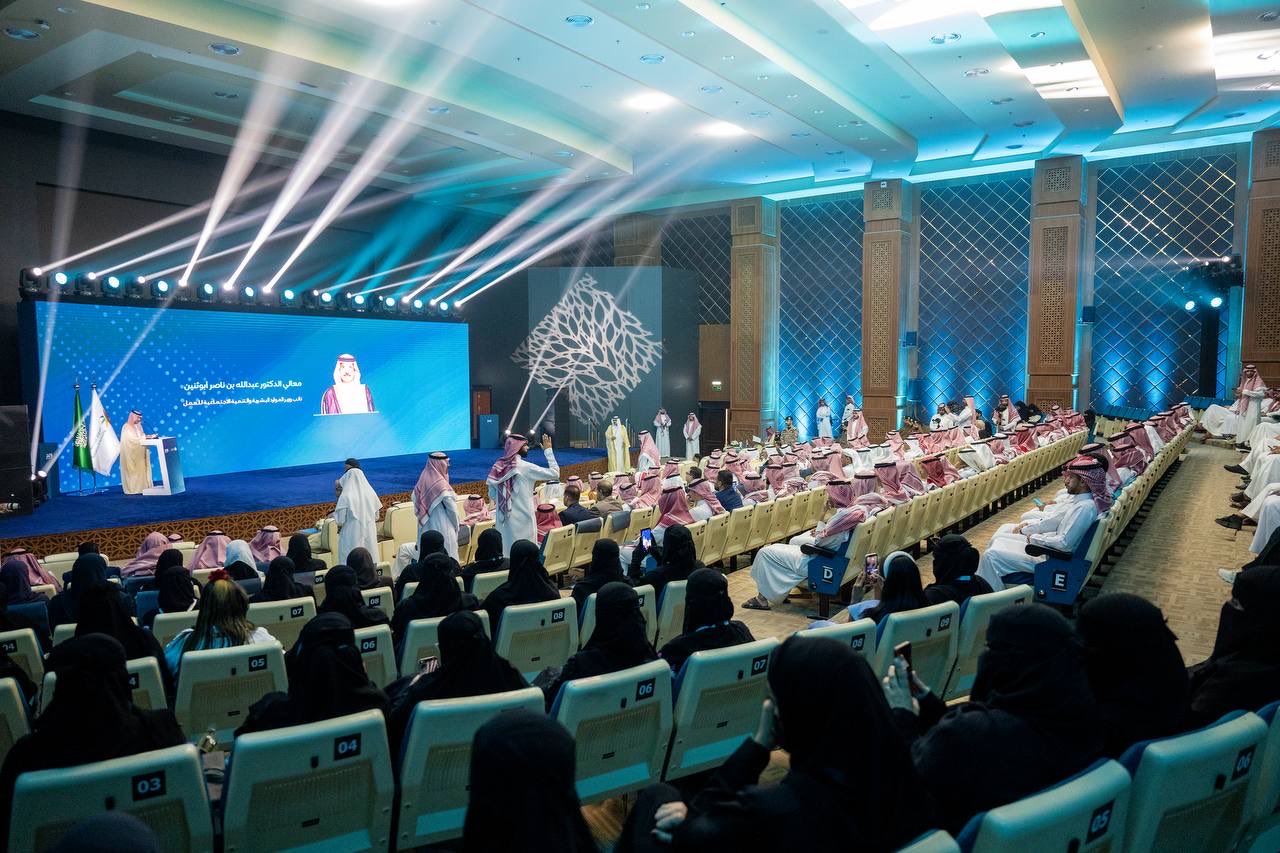 أمير القصيم يدشّن ملتقى المهارات والتدريب "وعد" 